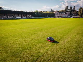 ⚽️ Robotická sekačka Segway Navimow X390 pečuje o další sportovní trávník! 🌱 Náš prodejce STROM Praha úspěšně nainstaloval...
